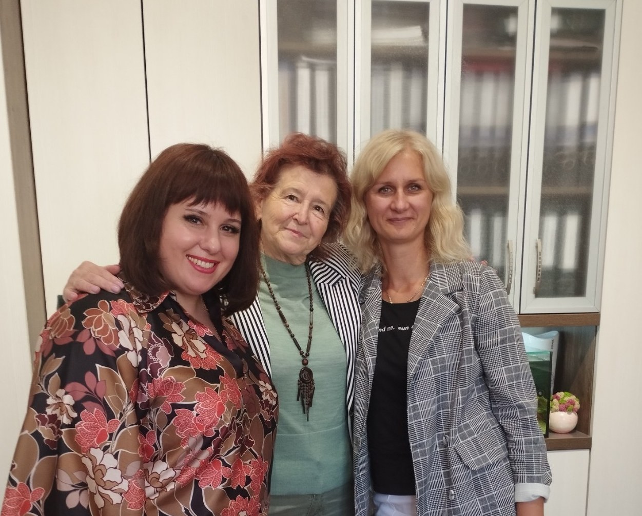 Проф. О.Боднар з випусканиками - директором ЗЗСО №19 Л.Бачинською та заступником С.Гусак